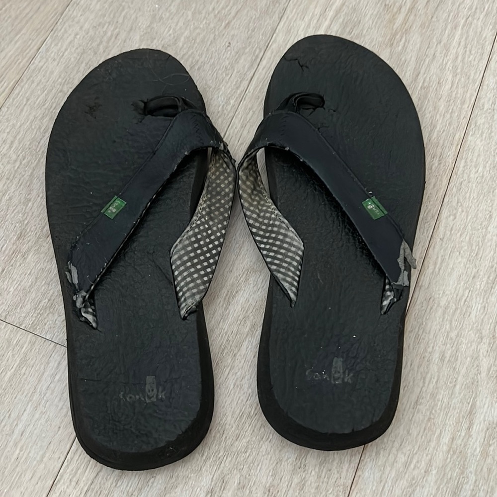 Sanuk black flip flops - size 7